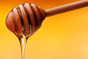Honiglöffel mit Honig