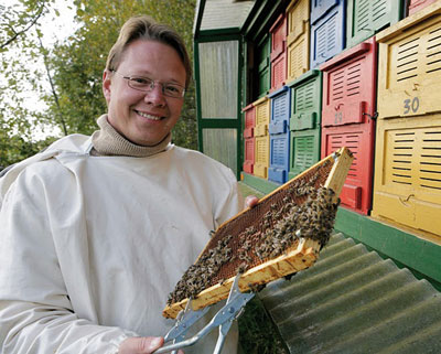Berufsimker Michael Urban am Bienenwagen